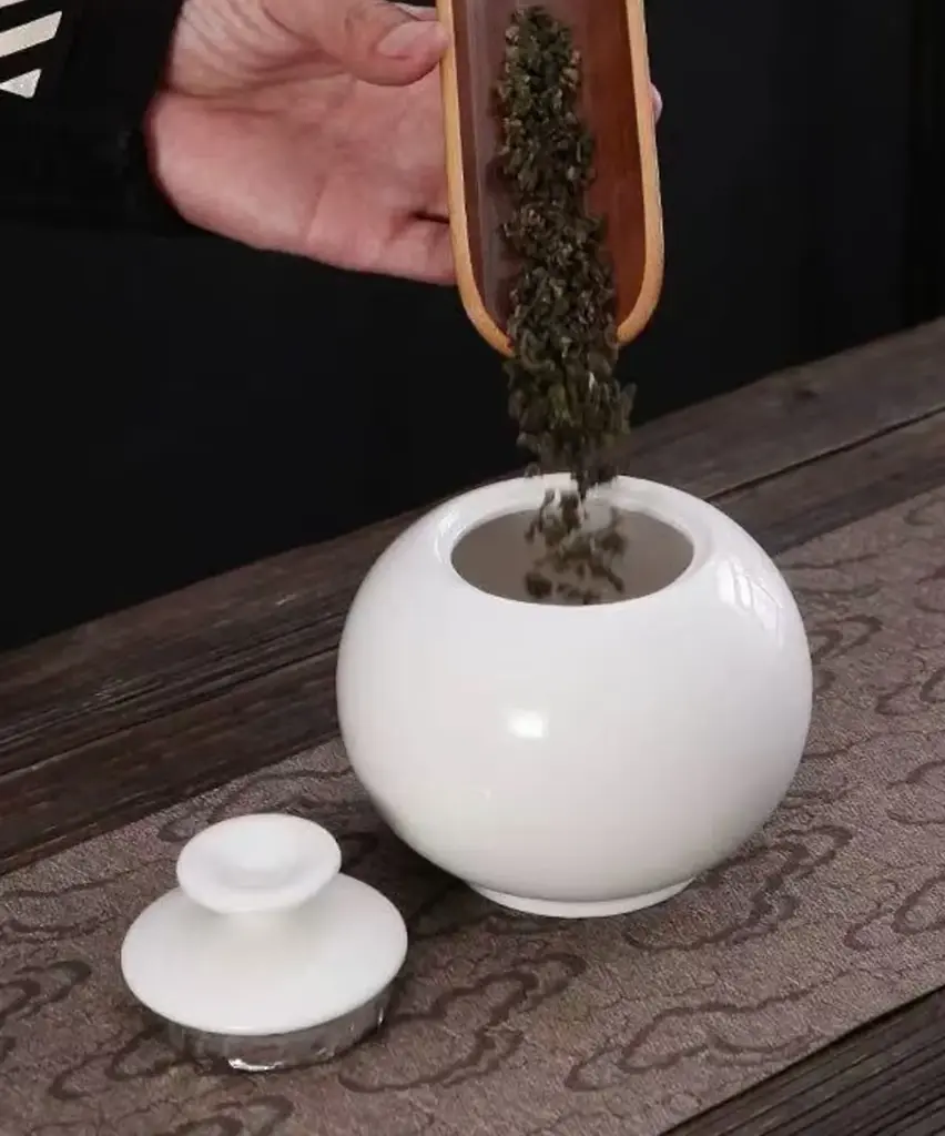 白色茶罐